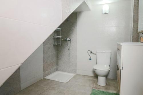 盖尼特拉Le Cosy Appartement 3 chambres au coeur de Kenitra的带马桶和淋浴的浴室