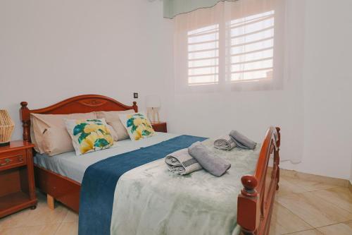 盖尼特拉Le Cosy Appartement 3 chambres au coeur de Kenitra的一间卧室，床上有一张带毛巾的床