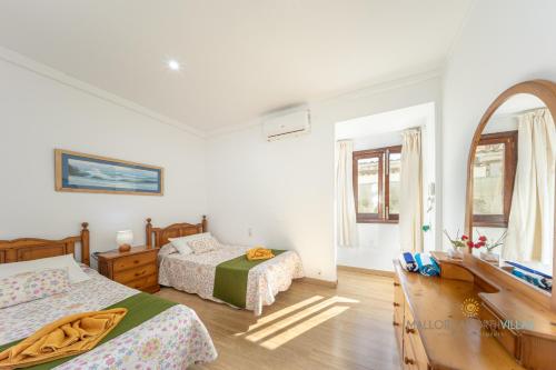 a bedroom with two beds and a mirror at Casa Luna a 700m de la playa en puerto Alcudia in Port d'Alcudia