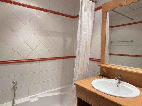 a bathroom with a sink and a bath tub at Superbe T2 à Pra Loup 1500, 6 Couchages - FR-1-165A-194 in Uvernet-Fours