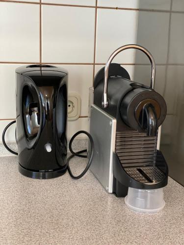 a microwave and a toaster on a kitchen counter at Ferienwohnung am Möhntal in Heidenheim