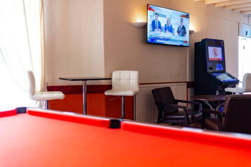 a ping pong table and chairs in a waiting room at The Southcliff Hotel in Folkestone