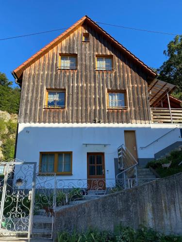 a house with a thatched roof at Ferienwohnung am Möhntal in Heidenheim