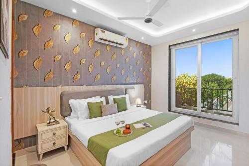 Ένα ή περισσότερα κρεβάτια σε δωμάτιο στο Versace Farms 5-BHK Farmhouse With Private Pool, Gazebo & Lush Garden