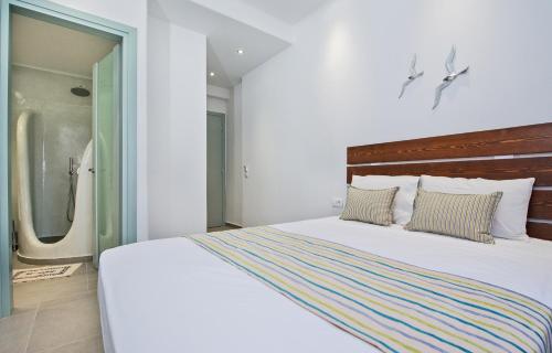 Un pat sau paturi într-o cameră la Petini's Place