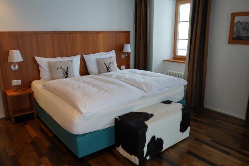Una cama o camas en una habitación de Hotel Pilatus-Kulm