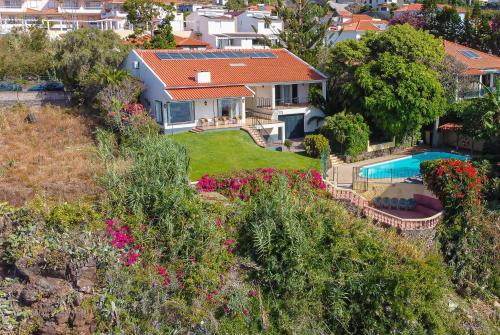 an aerial view of a house with a swimming pool at Villa Albatroz in Caniço