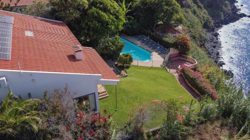 an aerial view of a house with a swimming pool at Villa Albatroz in Caniço