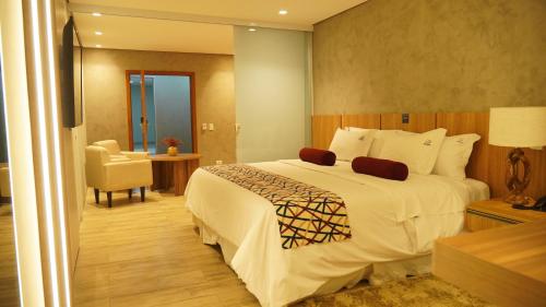 Ένα ή περισσότερα κρεβάτια σε δωμάτιο στο Serata Hotel