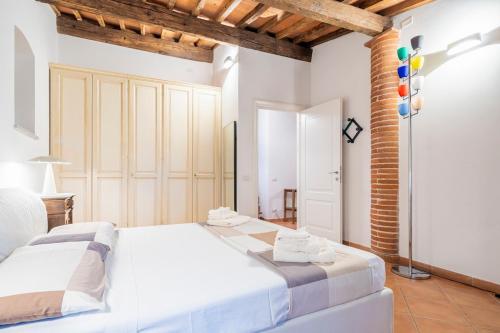 Una cama o camas en una habitación de Penthouse with private elevator in the Historic Center