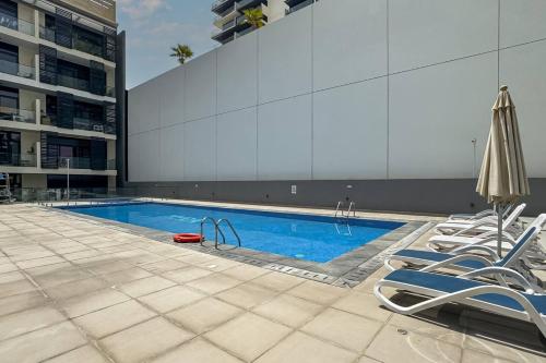 Modern JVC 1-Bed Pool, Gym and Family Amenities