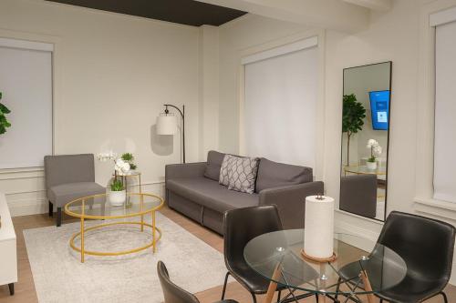 Et opholdsområde på 1BR Gym and Parking - On Rvrwalk - Pet-friendly