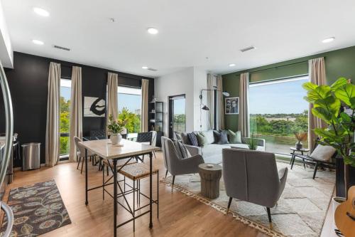 Posezení v ubytování Riverview Condo with Garage and Balcony and Walk Downtown
