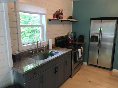 Köök või kööginurk majutusasutuses Renovated Lakeside Cottage on Winnipesaukee with Beach