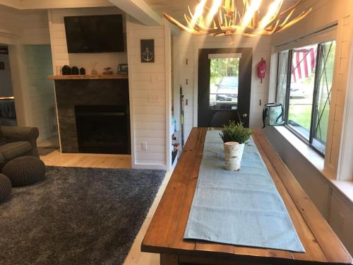 Istumisnurk majutusasutuses Renovated Lakeside Cottage on Winnipesaukee with Beach