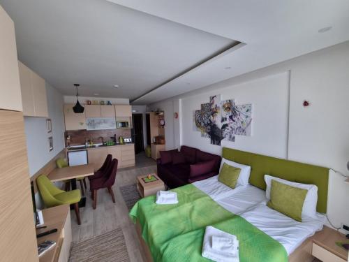 Postel nebo postele na pokoji v ubytování Kopaonik, Milmari resort, Apartman Duga