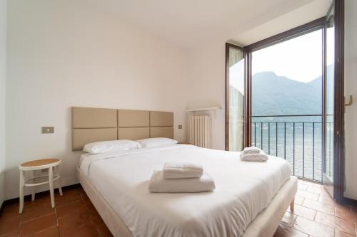 Lakefront apartment with a view, parking and swimming pool photo 2