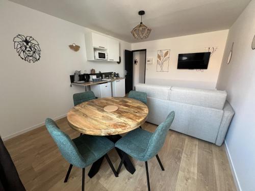 a dining room and kitchen with a table and chairs at Oasis Africaine in Lens
