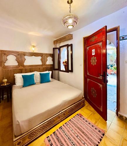 Una cama o camas en una habitación de Dar Meziana