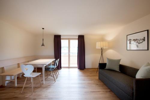 uma sala de estar com um sofá e uma mesa em Schtûbat (Contactless Check-In) em Andelsbuch