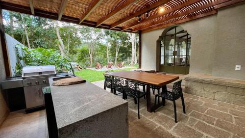 Zahrada ubytování Casa 13 Floresta Boa Vista - Casa Espetacular com 6 Quartos e Arquitetura Única