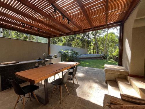 Zahrada ubytování Casa 13 Floresta Boa Vista - Casa Espetacular com 6 Quartos e Arquitetura Única