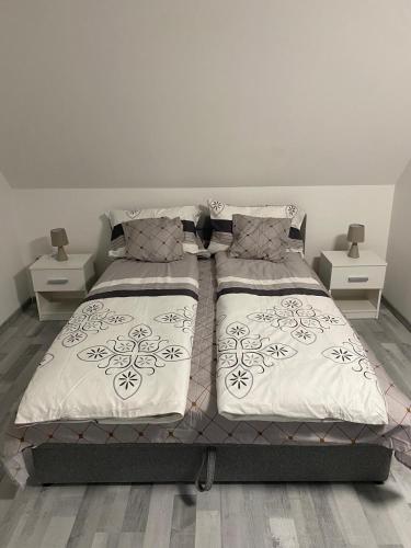 Postel nebo postele na pokoji v ubytování Gerbera Apartman