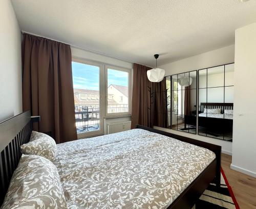 Ένα ή περισσότερα κρεβάτια σε δωμάτιο στο SuperHosts PARKPLATZ - Zentrum - TERRASSE - King-Bett - NETFLIX