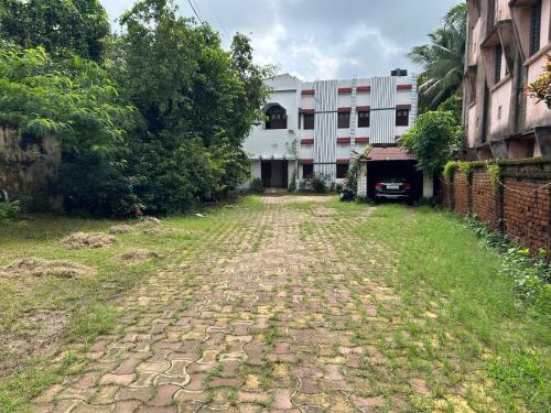 an old cobblestone street in front of a building at Markandey Bhavan in Deoghar