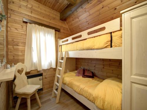 a bedroom with bunk beds in a wooden cabin at Alpine Getaway in Tuscany in Cutigliano