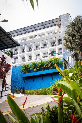 Κήπος έξω από το El Faro Containers Beach Hotel
