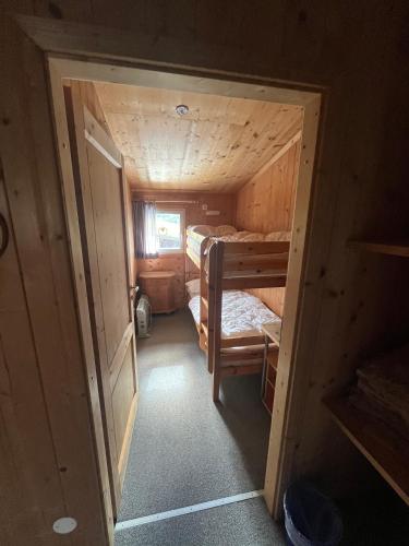 a small room with two bunk beds in a cabin at Feriendorf Tauerngast in Hohentauern