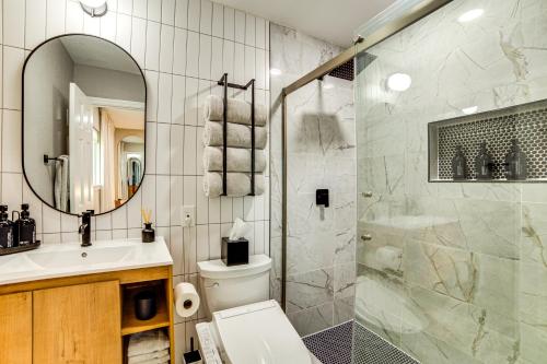 Ένα μπάνιο στο Spacious Family Home, 5 Mi to Galleria Dallas!