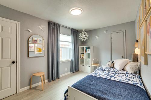 Ένα ή περισσότερα κρεβάτια σε δωμάτιο στο Spacious Family Home, 5 Mi to Galleria Dallas!