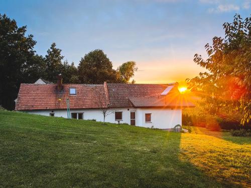 Východ nebo západ slunce při pohledu z prázdninového domu nebo okolí