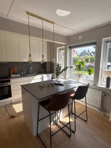 a kitchen with a table and chairs in a room at Växjö Lägenhet nära city, natur & shopping Växjö, Bergsnäs in Växjö