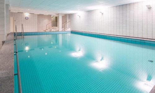 a large swimming pool with lights in the water at Ferienstube alte Teestube Norderney in Norderney