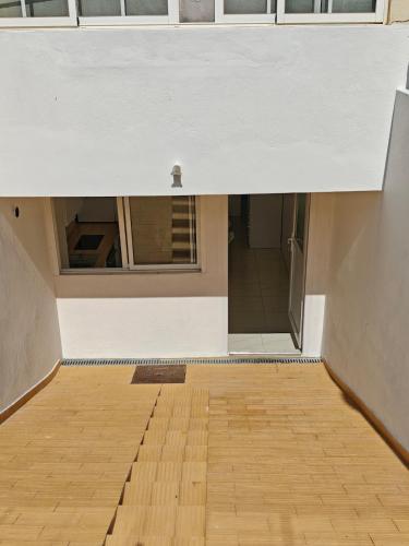 an empty room with a white ceiling and a wooden floor at Santos Studio in FAO