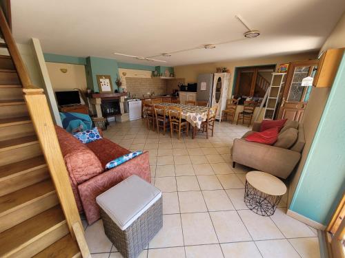 un salon avec un canapé et une table dans l'établissement Chambre d'hôtes, dauphin, le petit cocon d'auré, à Corbelin