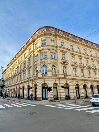 Luxurious and spacious 4BR in historical downtown