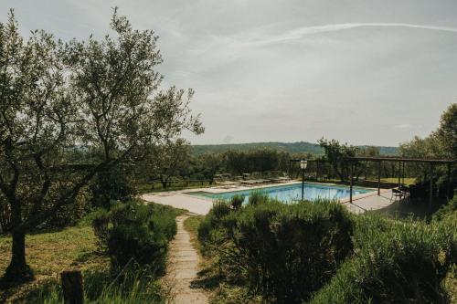 a view of the swimming pool at the villa at Laura in Rapale
