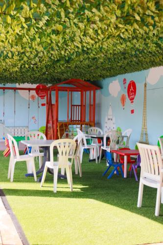 a group of tables and chairs in a yard at Paris FC Express in Poza Rica de Hidalgo