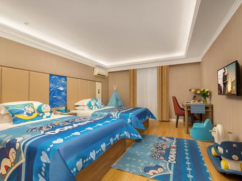 a hotel room with two beds and a desk at Jinjiang Metropolo Wuyishan Sangu Resort Hotel in Wuyishan