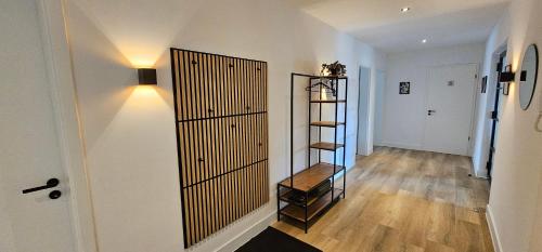 a hallway with a room with a book shelf at Lace Apartments Stilvoll in der Spitzenstadt Plauen in Plauen