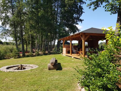 Κήπος έξω από το Domek Wypoczynkowy Zacisze w Makosiejach z dostępem do rzeki, z balią i jacuzzi