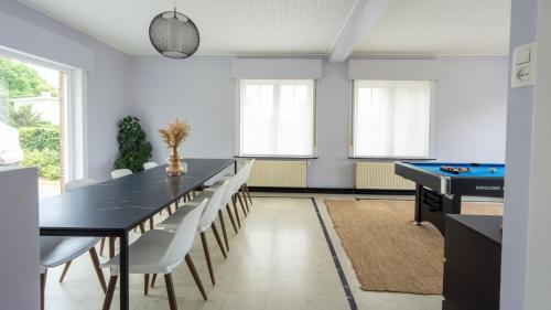 a dining room with a ping pong table and chairs at Nethehuis in Kasterlee
