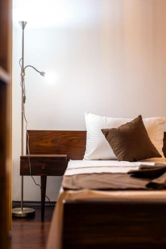 ホラナにあるLavinrich Hotelのベッドルーム1室(ベッド1台、ナイトスタンド、ランプ付)