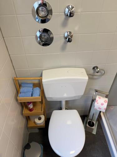 a small bathroom with a white toilet and towels at Mediterran Apartments-Cabernet Sauvignon in Fulda