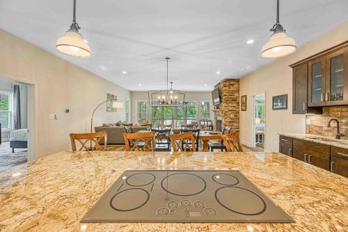 Dapur atau dapur kecil di Lake Anna Treehouse
