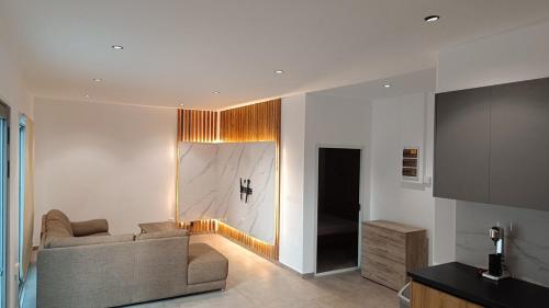 una sala de estar con un sofá y una mesa en Light garden, en Limassol